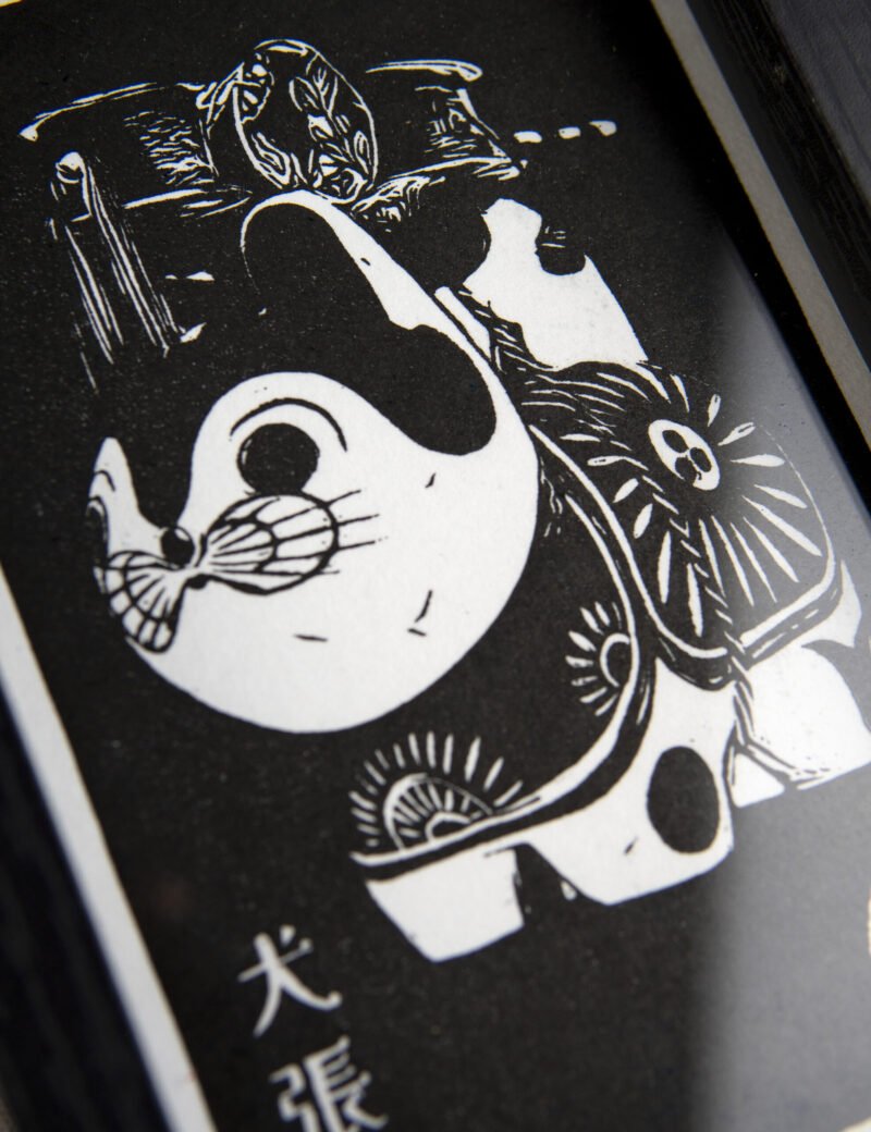 Zoom sur la linogravure japonaise chien japonais Porte Bonheur Inu Hariko version noire