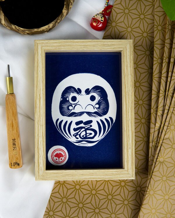 Linogravure Daruma Japonais format A6, estampe bleue, cadre bois