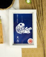 Linogravure japonaise poisson omikuji, estampe bleue, cadre blanc