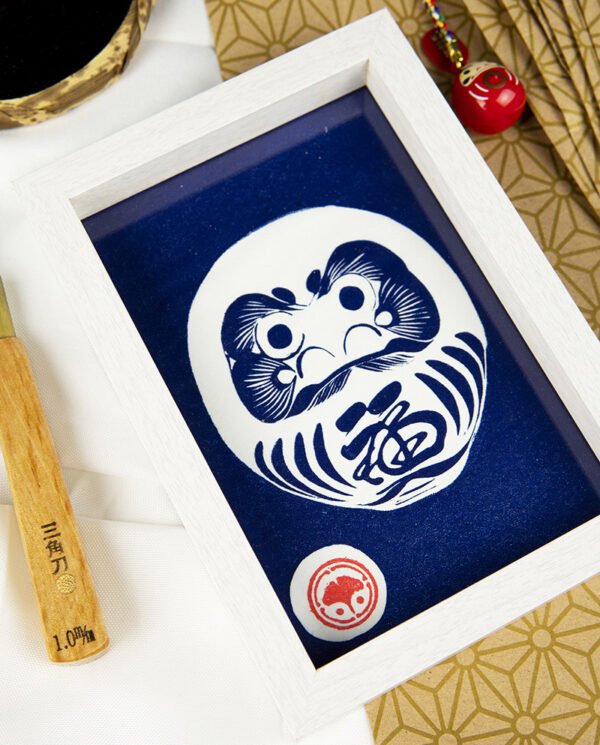 Linogravure Daruma Japonais format A6, estampe bleue, cadre blanc