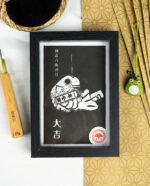 Linogravure japonaise poisson omikuji, estampe noir, cadre noir