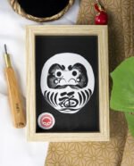 Linogravure Daruma Japonais format A6, estampe noire, cadre bois