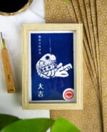 Linogravure japonaise poisson omikuji, estampe bleue, cadre bois