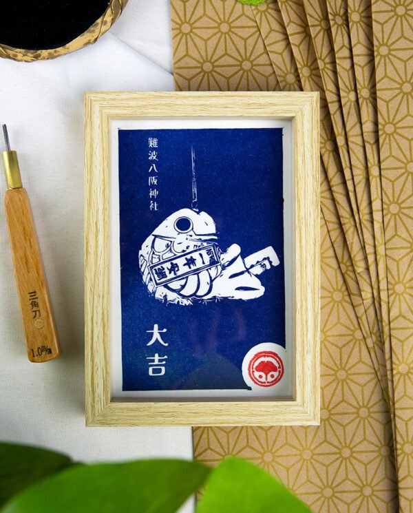 Linogravure japonaise poisson omikuji, estampe bleue, cadre bois