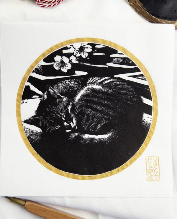 Linogravure japonaise d'un chat sous les fleurs de cerisiers au Japon