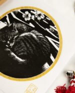 Linogravure japonaise d'un chat sous les fleurs de cerisiers au Japon