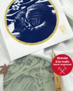 Linogravure japonaise chat noir et bleu