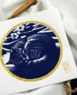 Linogravure japonaise chat noir et bleu