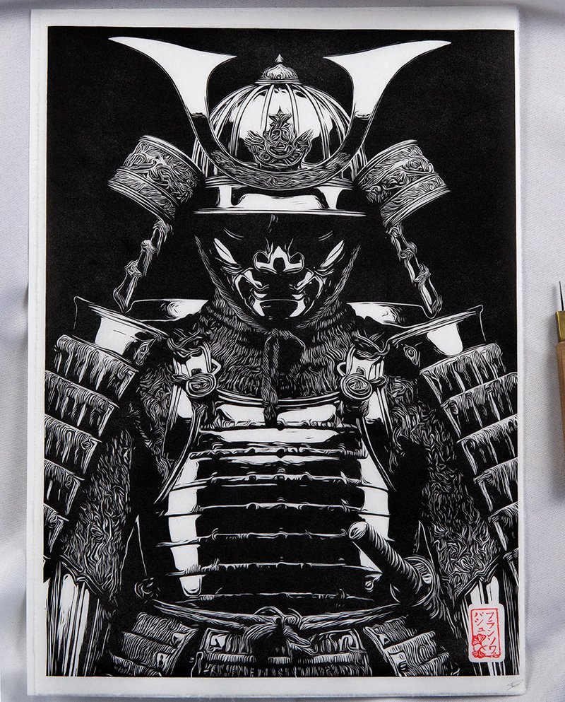 Face au Guerrier : Linogravure japonaise d’une armure de Samurai