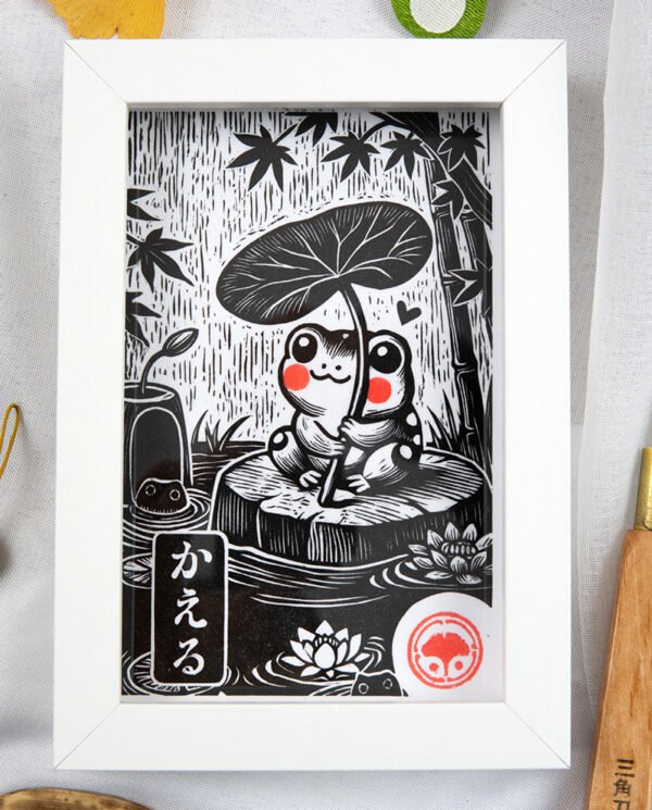 Linogravure Japonaise Kawaii – Grenouille Kaeru Porte-Bonheur sous un Nénuphar