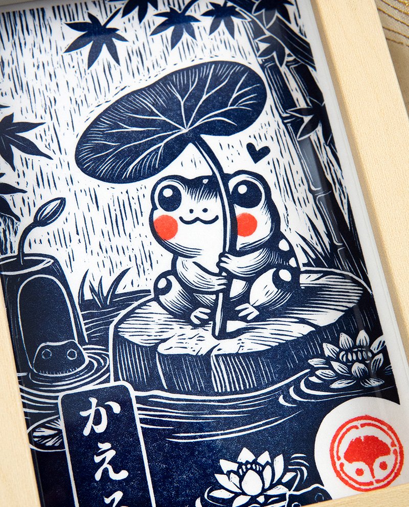 Linogravure Japonaise Kawaii – Grenouille Kaeru Porte-Bonheur sous un Nénuphar