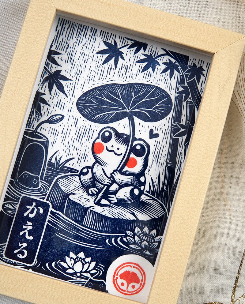 Linogravure Japonaise Kawaii – Grenouille Kaeru Porte-Bonheur sous un Nénuphar