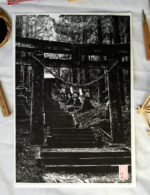 Gravure japonaise Torii en forêt – Estampe artisanale en linogravure