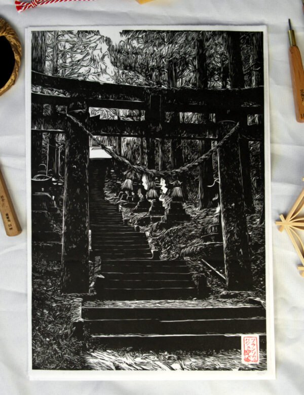 Gravure japonaise Torii en forêt – Estampe artisanale en linogravure