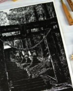 Gravure japonaise Torii en forêt – Estampe artisanale en linogravure