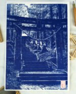 Gravure japonaise Torii en forêt – Estampe artisanale en linogravure