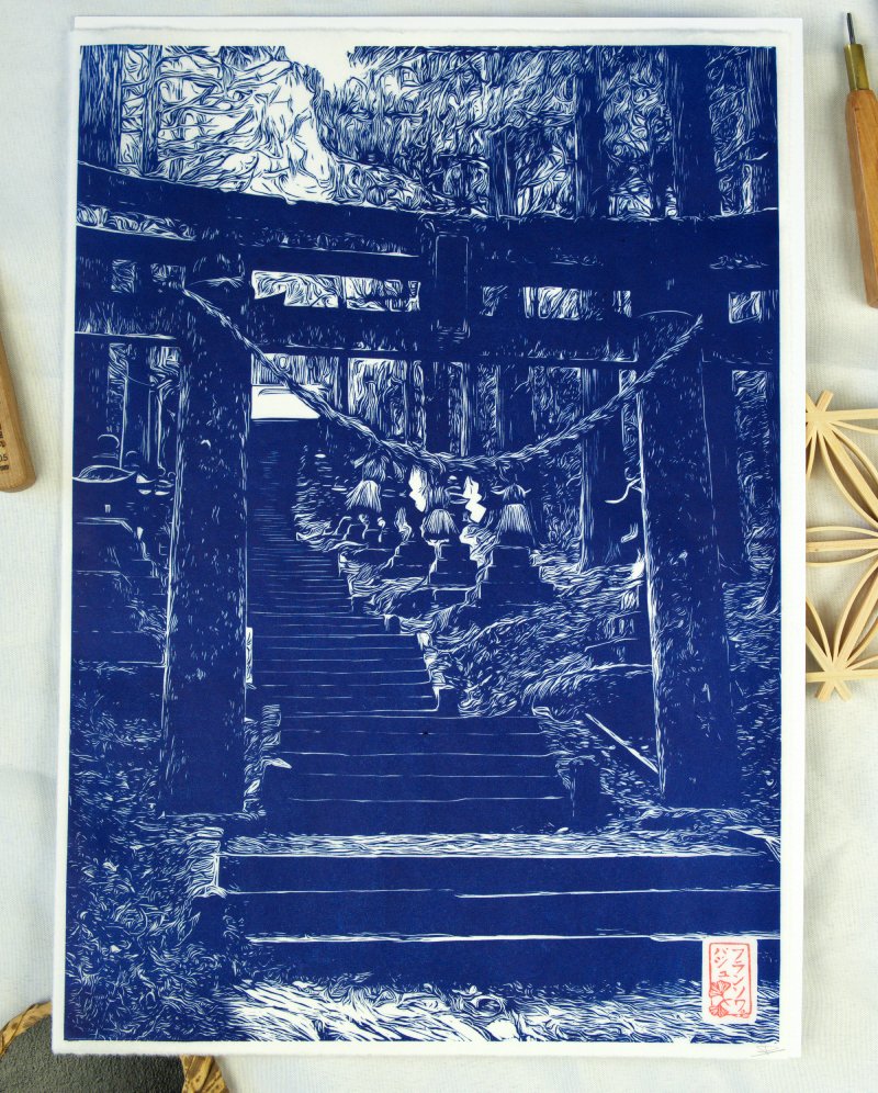 Gravure japonaise Torii en forêt – Estampe artisanale en linogravure