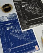 Gravure japonaise Torii en forêt – Estampe artisanale en linogravure