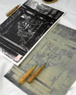 Gravure japonaise Torii en forêt – Estampe artisanale en linogravure