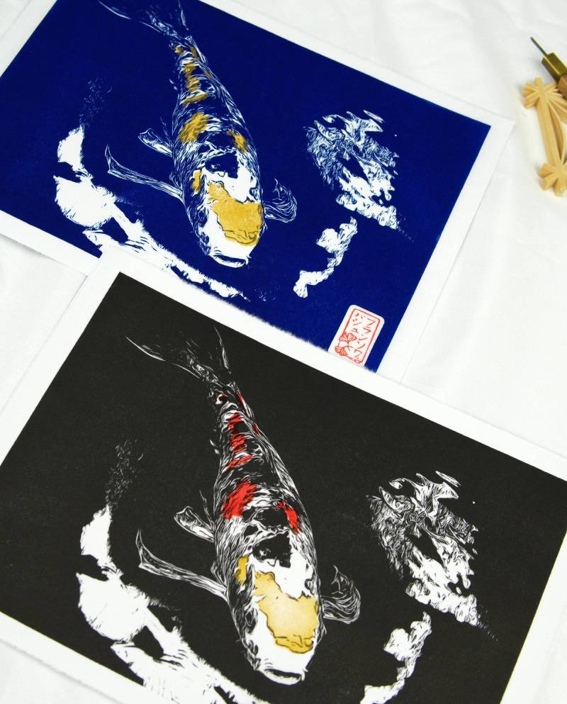 carpe koi et reflet lingravure japonaise bleu noir