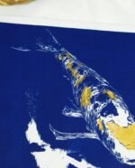 carpe koi et reflet lingravure japonaise bleue zoom
