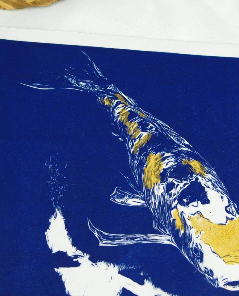 carpe koi et reflet lingravure japonaise bleue zoom