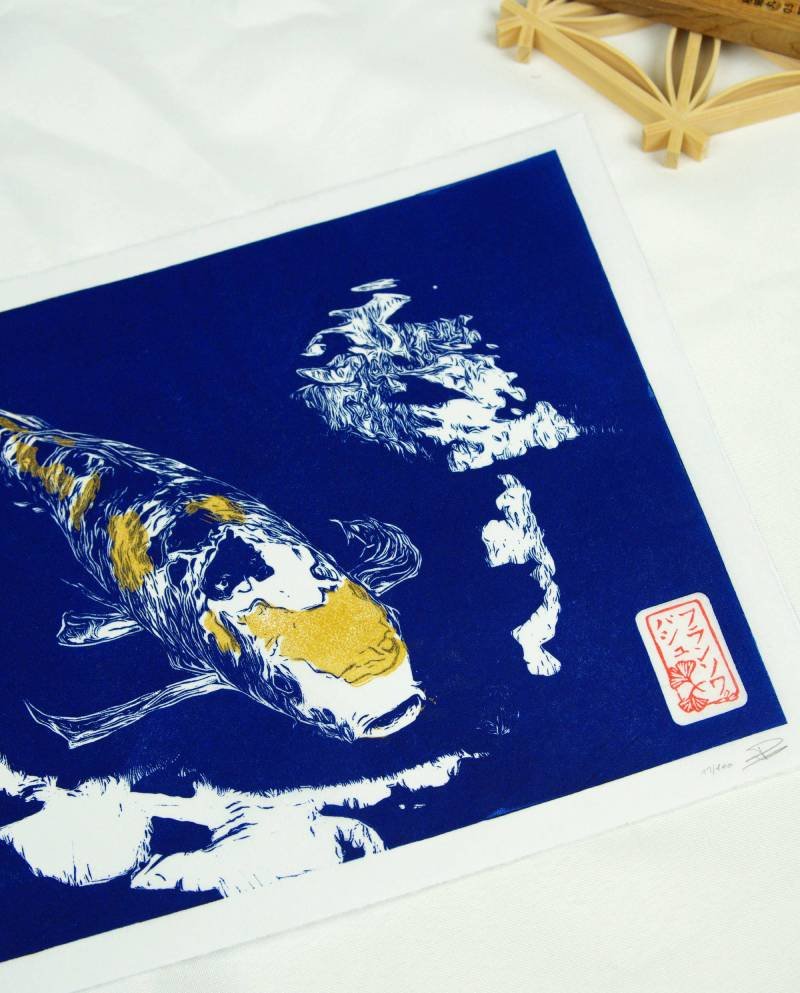 carpe koi et reflet lingravure japonaise bleue