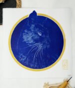 Linogravure japonaise d'un chat de couleur bleu "Regard félin"