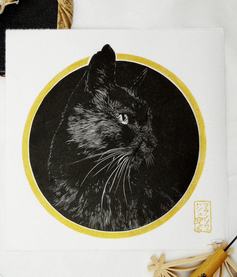 Linogravure japonaise d'un chat noir "Regard félin"