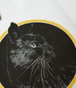 Linogravure japonaise d'un chat noir "Regard félin"