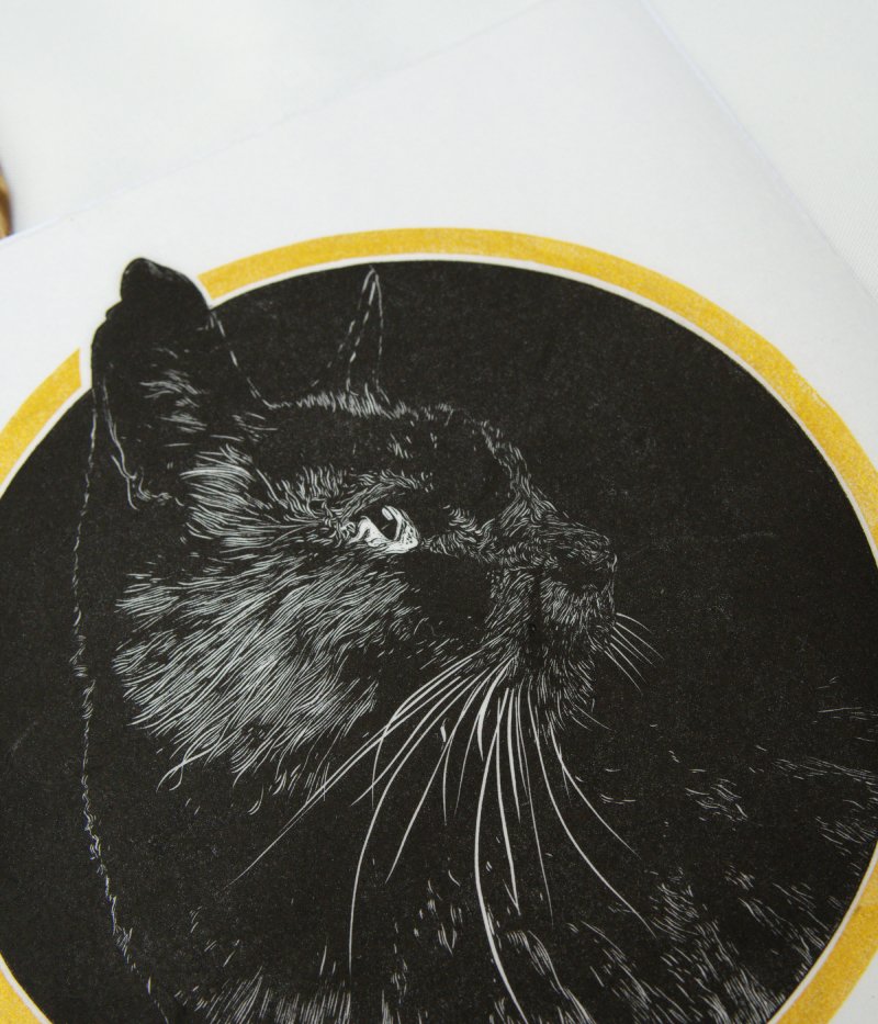 Linogravure japonaise d'un chat noir "Regard félin"