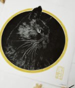 Linogravure japonaise d'un chat noir "Regard félin"