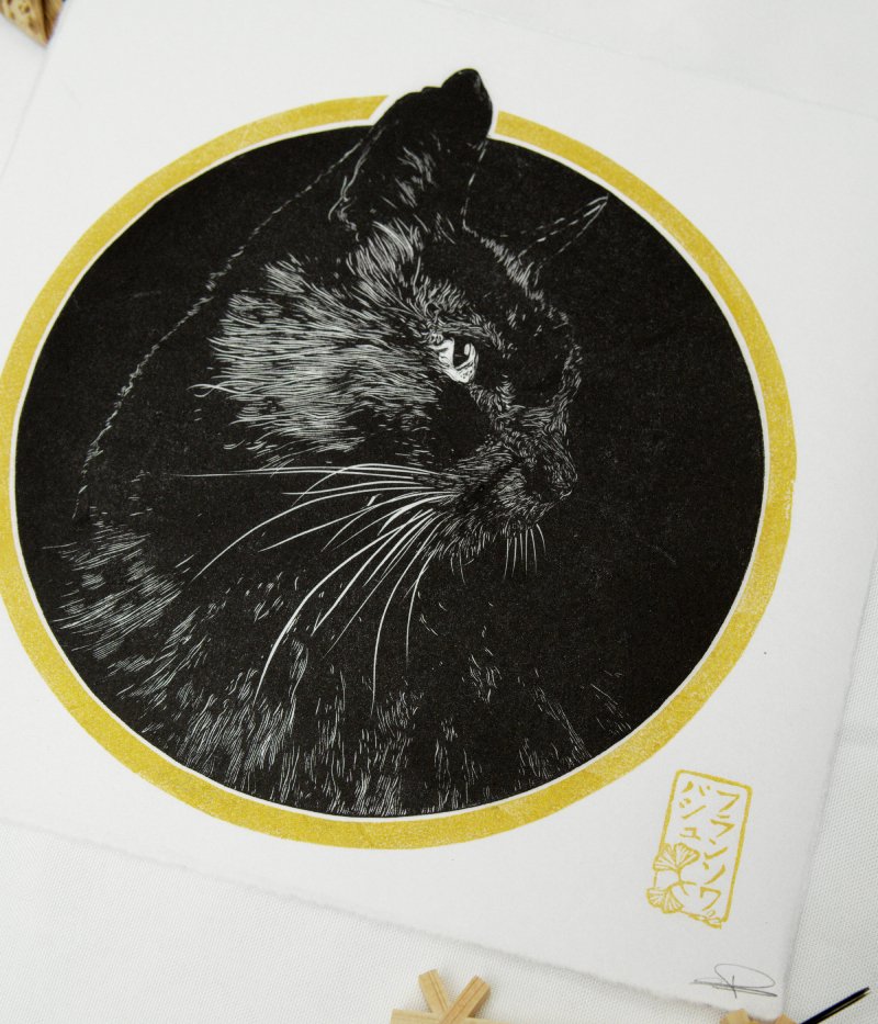 Linogravure japonaise d'un chat noir "Regard félin"