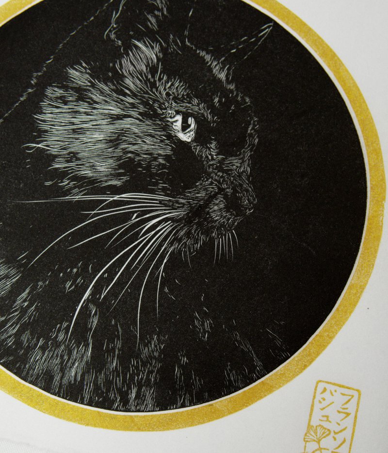 Linogravure japonaise d'un chat noir "Regard félin"