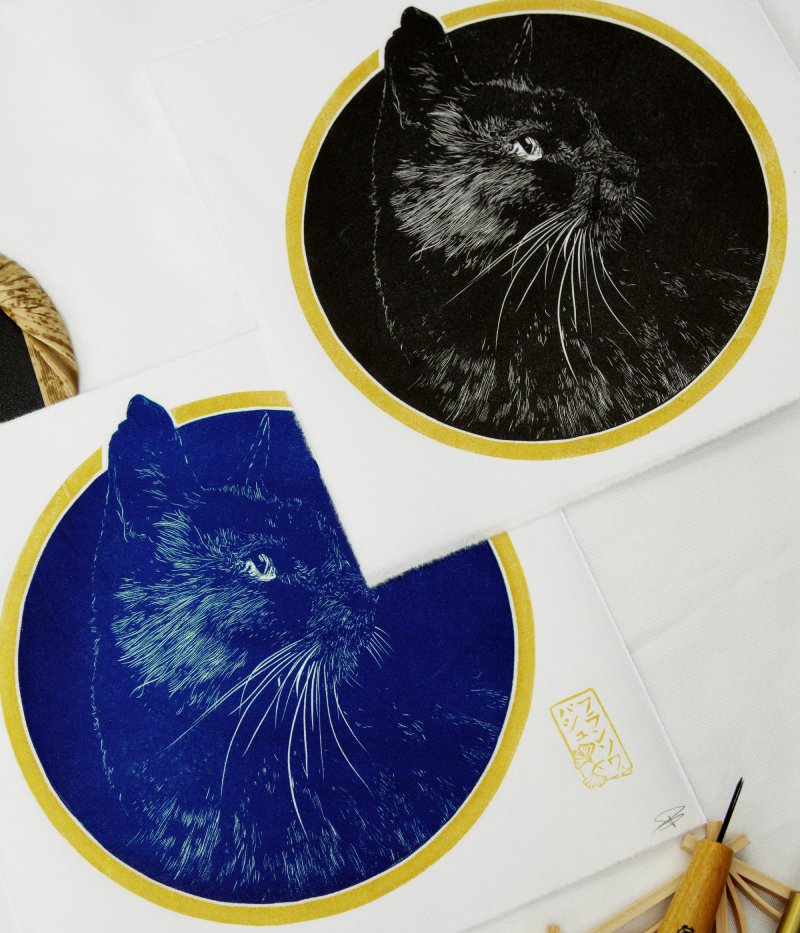 Linogravure japonaise d'un chat de couleur bleu "Regard félin"