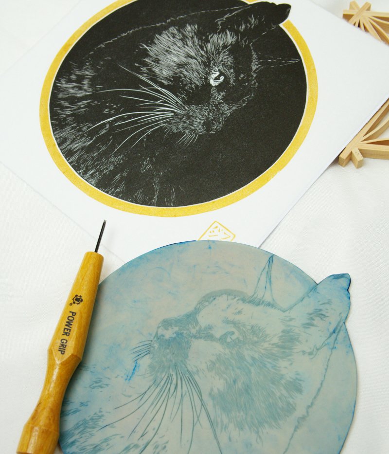 Linogravure japonaise d'un chat noir "Regard félin"