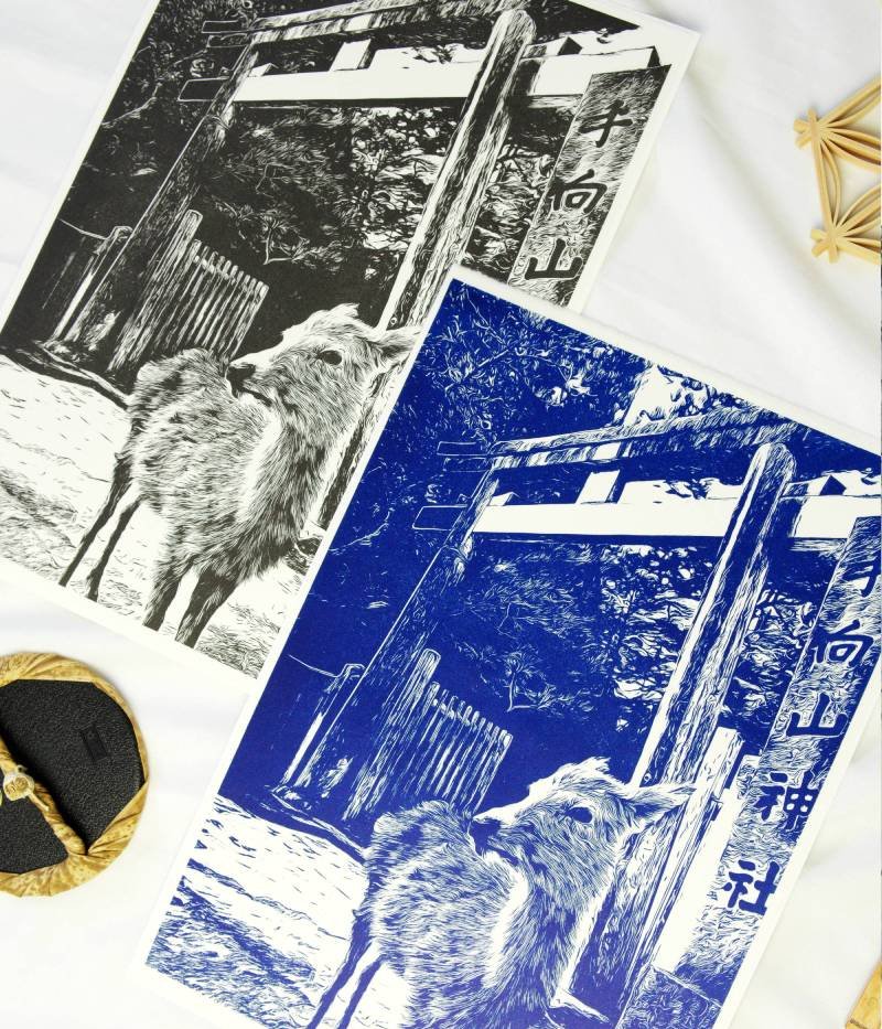 Linogravure artisanale représentant un daim de Nara devant un torii au Japon