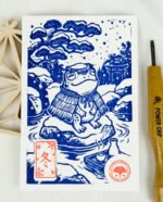 Estampes japonaises Yokai des saisons au format A6 : linogravures artisanales représentant un kappa, un tengu, un kitsune et un tanuki, imprimées à la main en noir, bleu et violet.