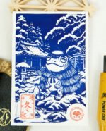 Estampes japonaises Yokai des saisons au format A6 : linogravures artisanales représentant un kappa, un tengu, un kitsune et un tanuki, imprimées à la main en noir, bleu et violet.