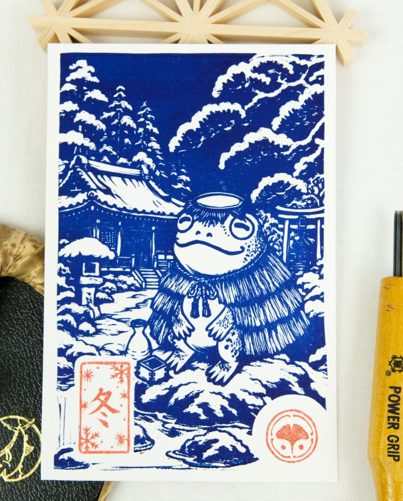 Estampes japonaises Yokai des saisons au format A6 : linogravures artisanales représentant un kappa, un tengu, un kitsune et un tanuki, imprimées à la main en noir, bleu et violet.