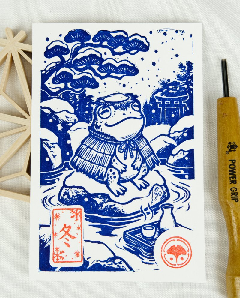 Estampes japonaises Yokai des saisons au format A6 : linogravures artisanales représentant un kappa, un tengu, un kitsune et un tanuki, imprimées à la main en noir, bleu et violet.