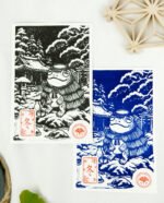 Estampes japonaises Yokai des saisons au format A6 : linogravures artisanales représentant un kappa, un tengu, un kitsune et un tanuki, imprimées à la main en noir, bleu et violet.