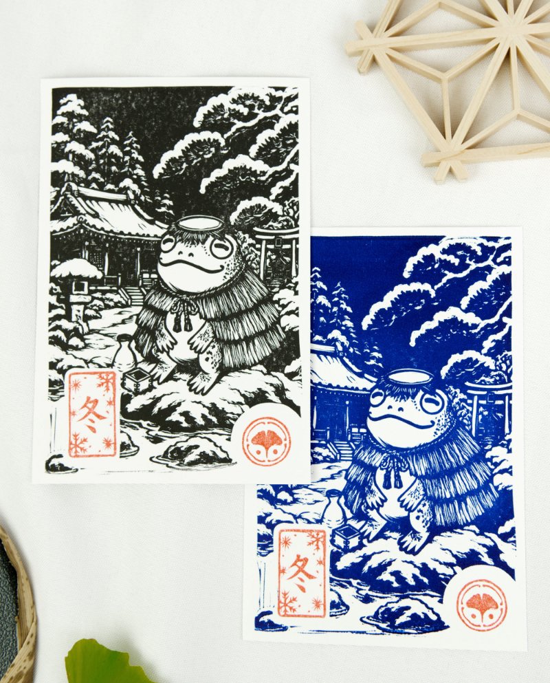Estampes japonaises Yokai des saisons au format A6 : linogravures artisanales représentant un kappa, un tengu, un kitsune et un tanuki, imprimées à la main en noir, bleu et violet.
