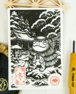 Estampes japonaises Yokai des saisons au format A6 : linogravures artisanales représentant un kappa, un tengu, un kitsune et un tanuki, imprimées à la main en noir, bleu et violet.