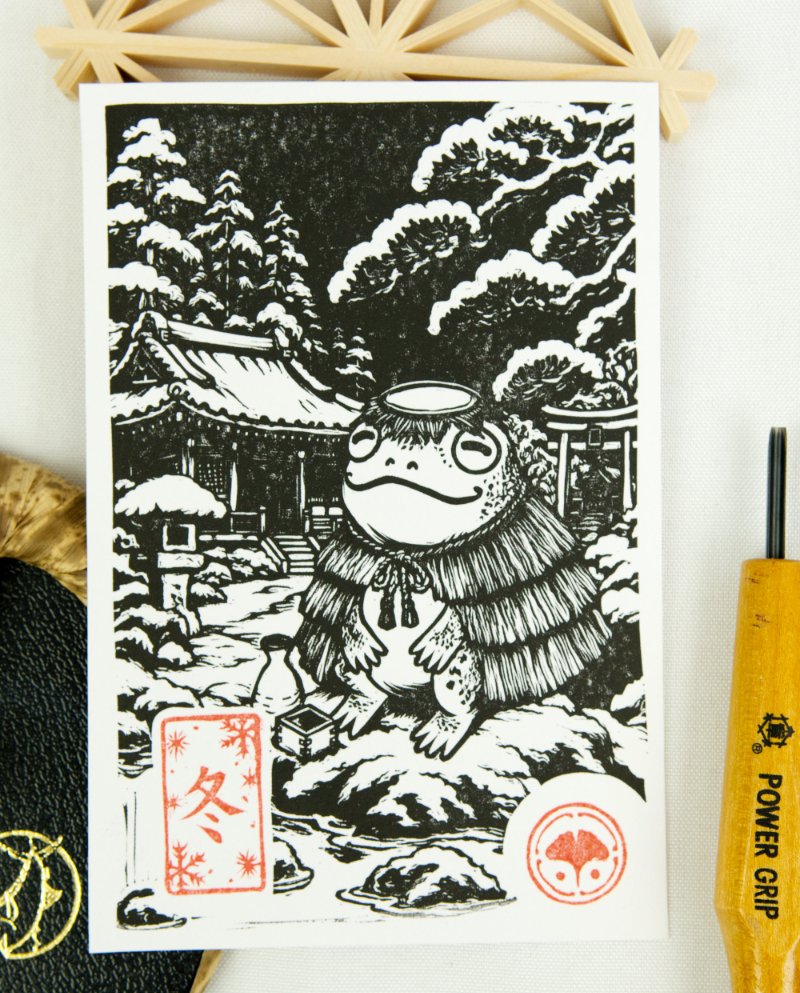 Estampes japonaises Yokai des saisons au format A6 : linogravures artisanales représentant un kappa, un tengu, un kitsune et un tanuki, imprimées à la main en noir, bleu et violet.