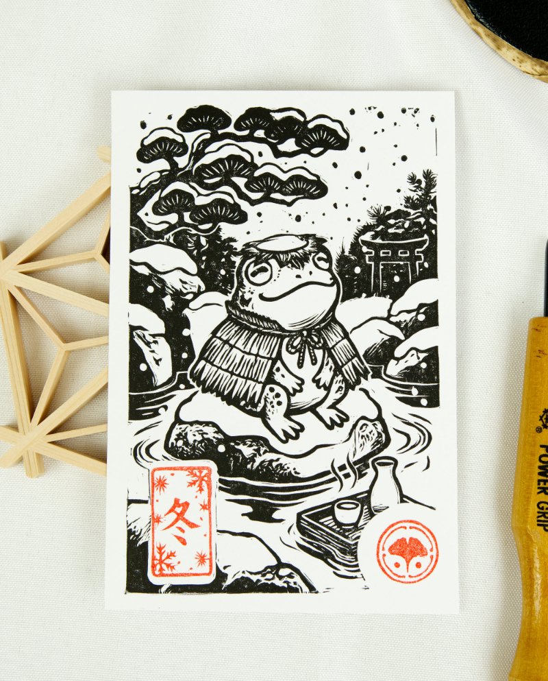 Estampes japonaises Yokai des saisons au format A6 : linogravures artisanales représentant un kappa, un tengu, un kitsune et un tanuki, imprimées à la main en noir, bleu et violet.