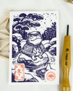 Estampes japonaises Yokai des saisons au format A6 : linogravures artisanales représentant un kappa, un tengu, un kitsune et un tanuki, imprimées à la main en noir, bleu et violet.