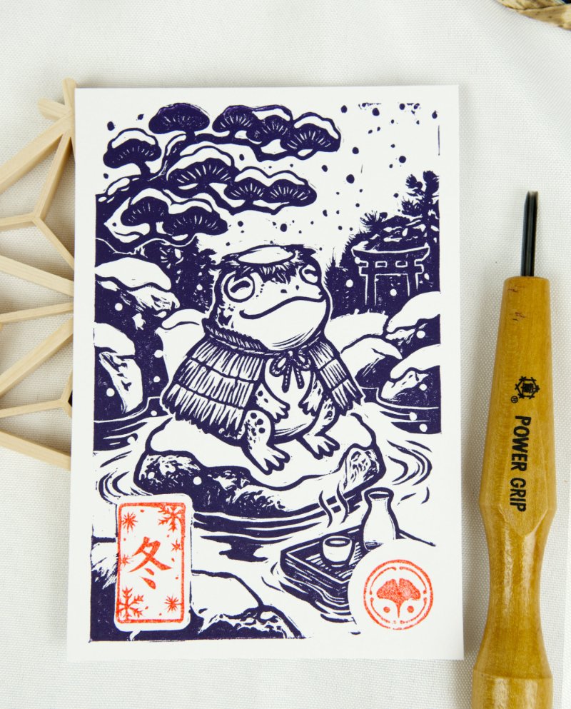 Estampes japonaises Yokai des saisons au format A6 : linogravures artisanales représentant un kappa, un tengu, un kitsune et un tanuki, imprimées à la main en noir, bleu et violet.