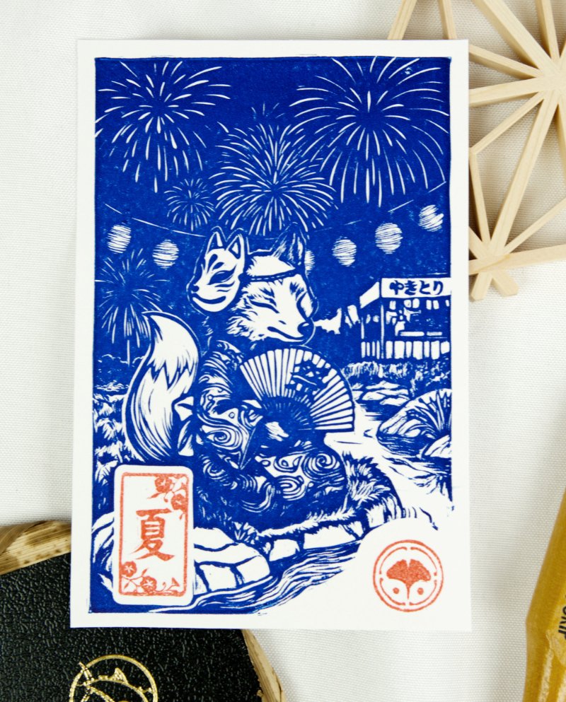 Estampes japonaises Yokai des saisons au format A6 : linogravures artisanales représentant un kappa, un tengu, un kitsune et un tanuki, imprimées à la main en noir, bleu et violet.