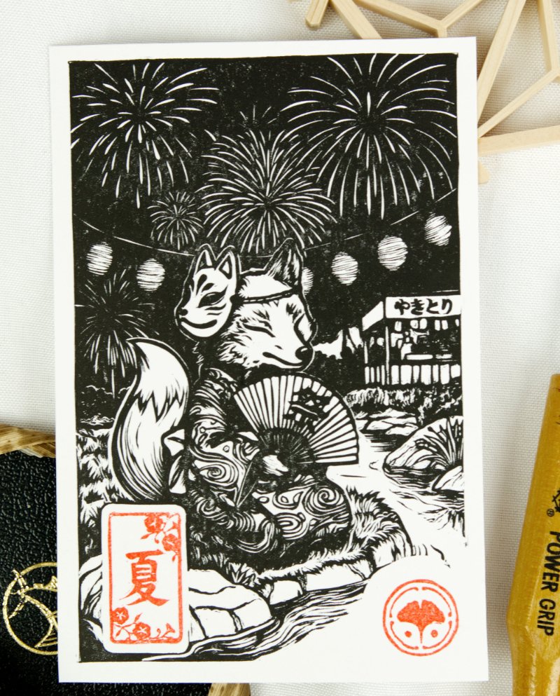 Estampes japonaises Yokai des saisons au format A6 : linogravures artisanales représentant un kappa, un tengu, un kitsune et un tanuki, imprimées à la main en noir, bleu et violet.